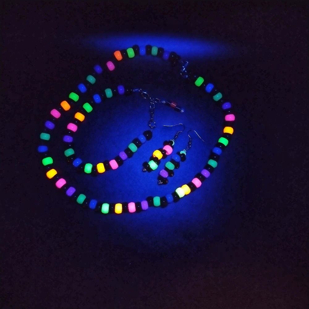 GLOW NECKLACE - Picture 11 of 16